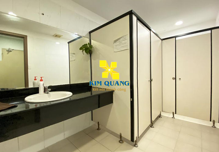 Toilet của tòa nhà cho thuê đường Nguyễn Thị Minh Khai
