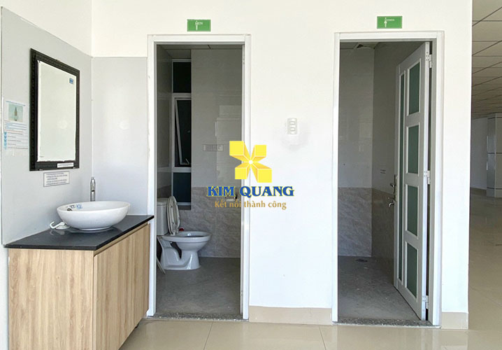 Toilet riêng biệt của nam nữ tại cho thuê tòa nhà đường Nguyễn Trọng Tuyển