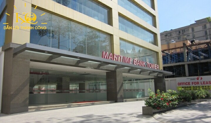 sân bên dưới tòa nhà Maritime Bank Tower